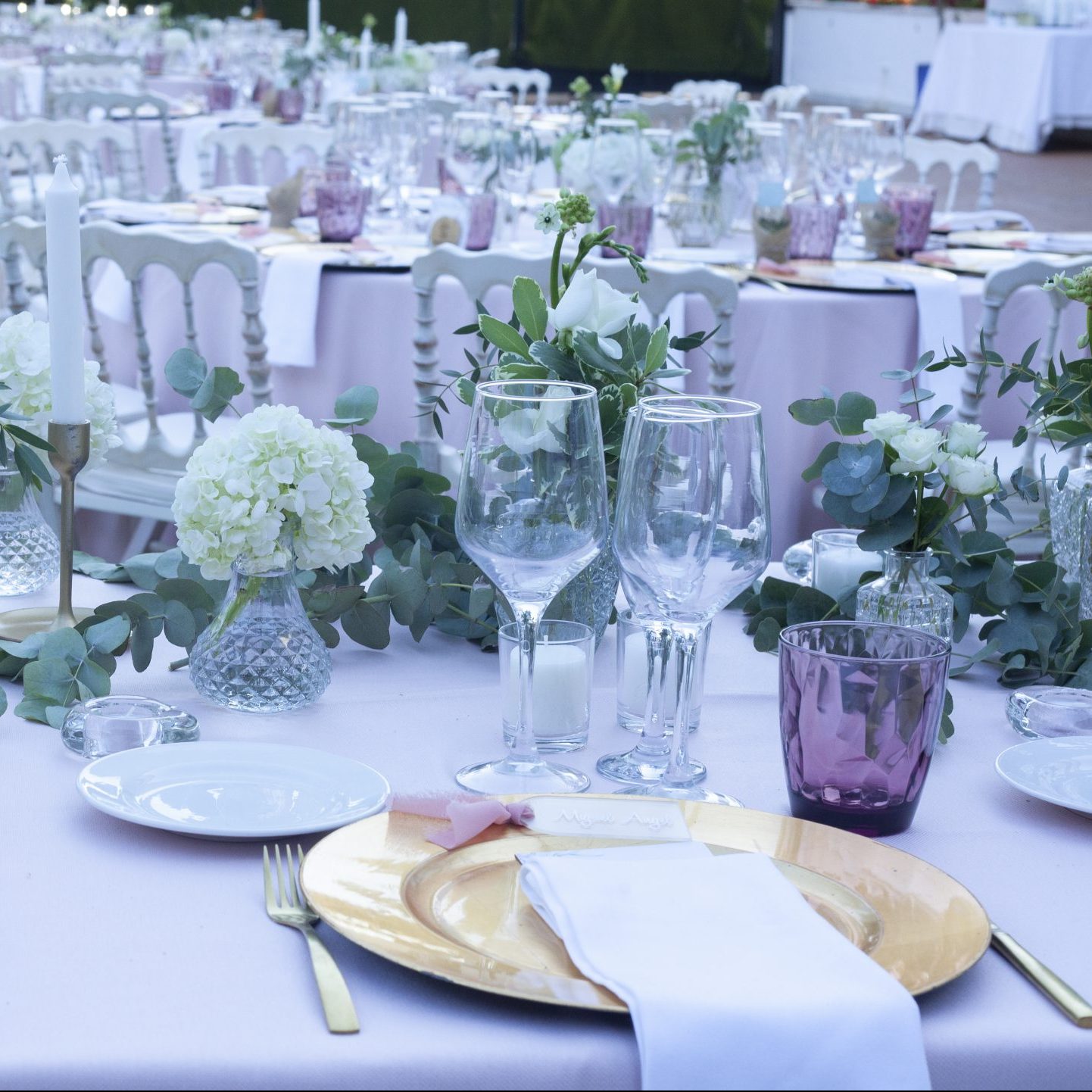 Mesa de boda, decorada con flores y cubertería elegante en Cortijo Chicho